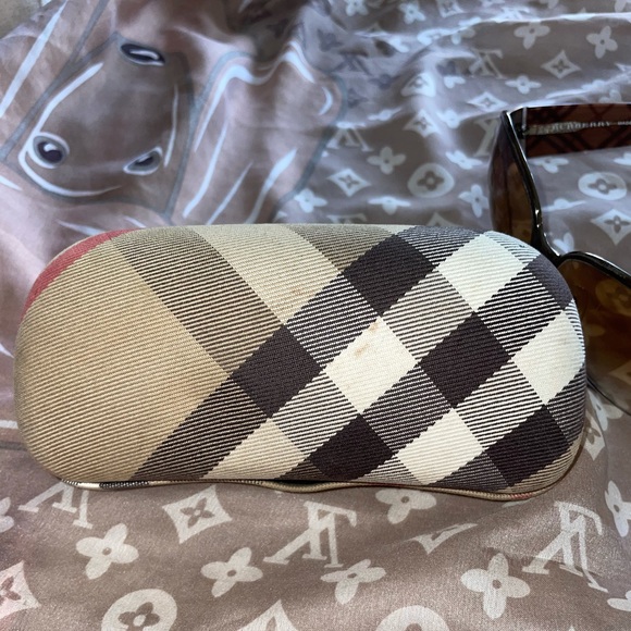 ❤️SOLD❤️ Burberry sunglasses - Picture 12 of 15